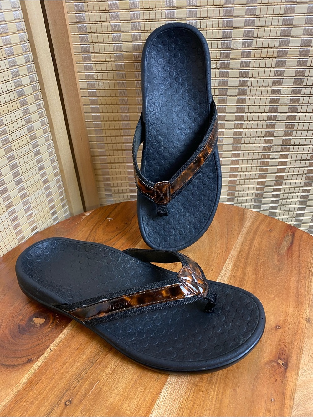 Vionic Woman’s 7 Leather Tide II Thong Sandals Black Tortoise